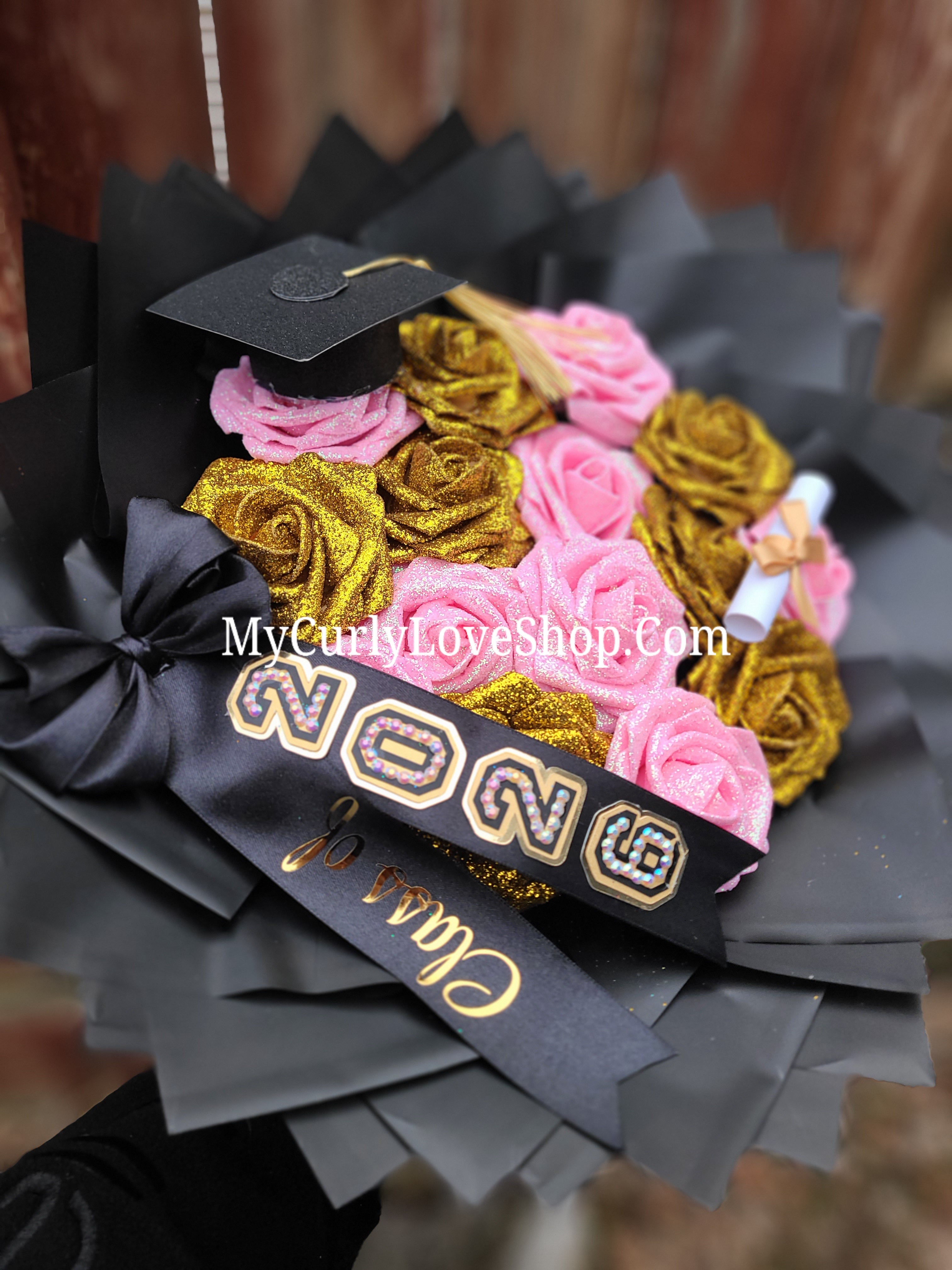 Graduation Bouquet comes with Personalized Graduation Cap, Diploma Embellishment, and Class of 2026 Ribbon. Lights are additional, see selection.&nbsp;