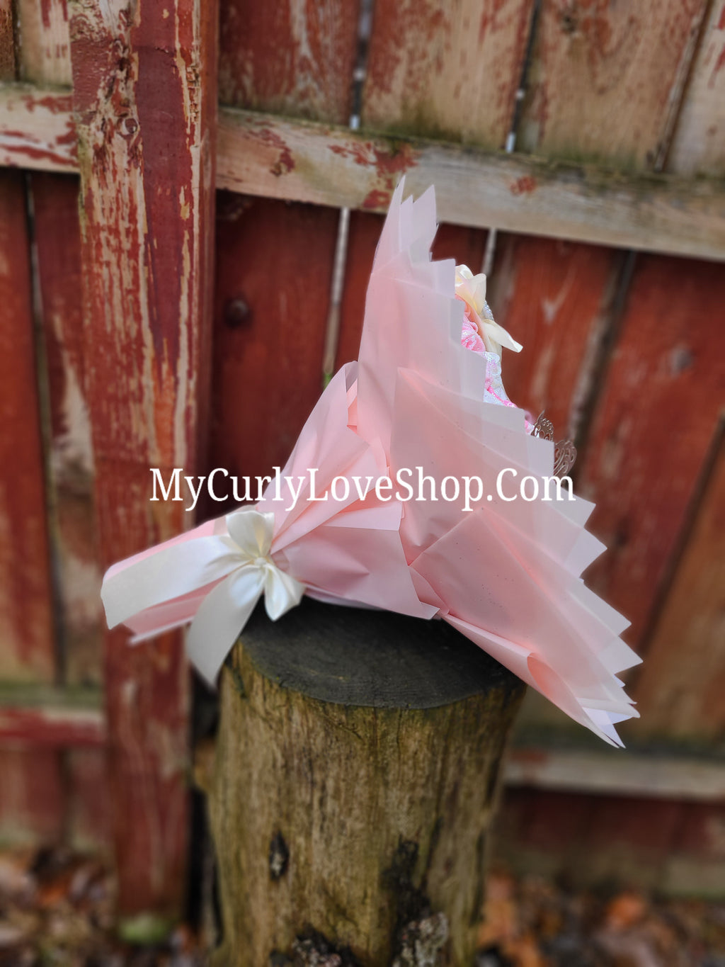 Bouquet comes as shown:
(25 Roses, Personalized Ribbon, 2 Silver Butterflies and Heart Embellishment Included). 
Lights are additional. See selection.