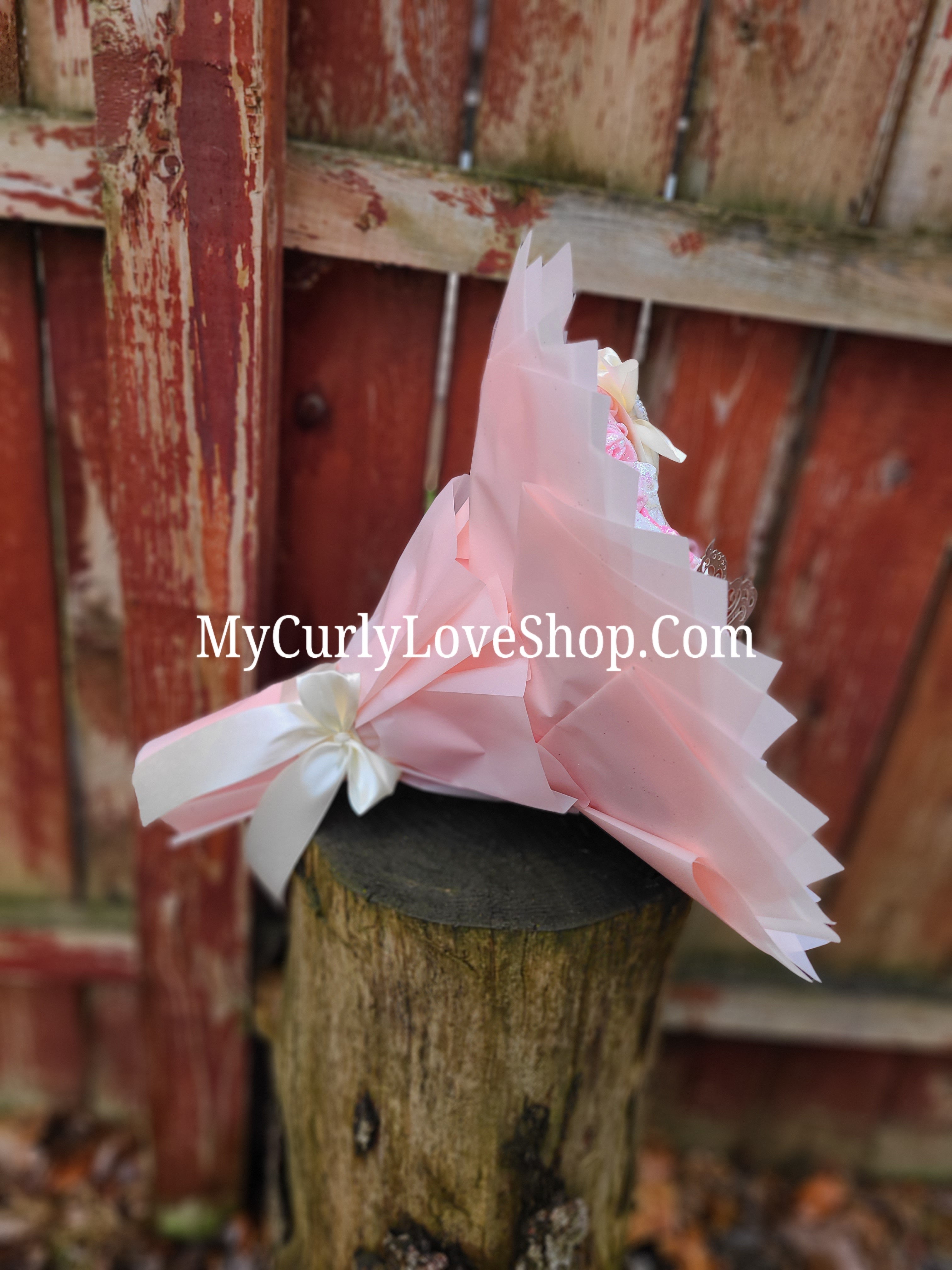 Bouquet comes as shown:
(25 Roses, Personalized Ribbon, 2 Silver Butterflies and Heart Embellishment Included). 
Lights are additional. See selection.